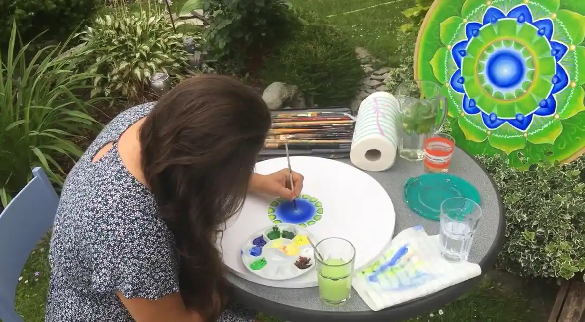 Jeannette Wagner malt ein Mandala