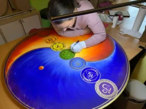 Yin Yang Wandbild wird vergoldet